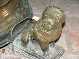 latten grinning lion